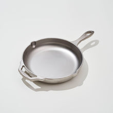 画像をギャラリービューアに読み込む, GRIZZLY 10" Cast Iron Skillet