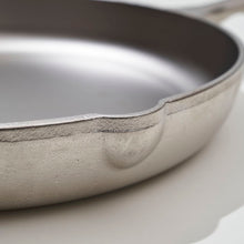 画像をギャラリービューアに読み込む, GRIZZLY 12" Cast Iron Skillet