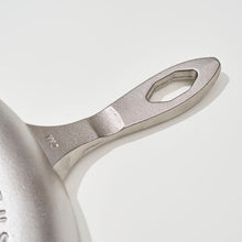 画像をギャラリービューアに読み込む, GRIZZLY 12" Cast Iron Skillet